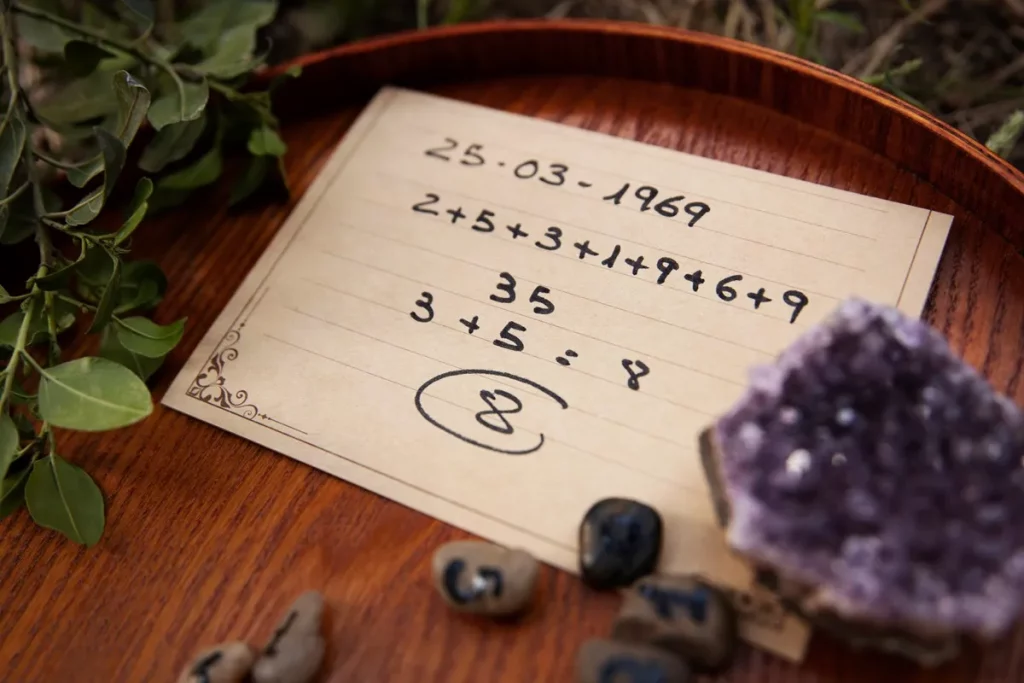 Cálculo de numerologia para data de nascimento, mostrando os números 25/03/1969 com o resultado final como 8.