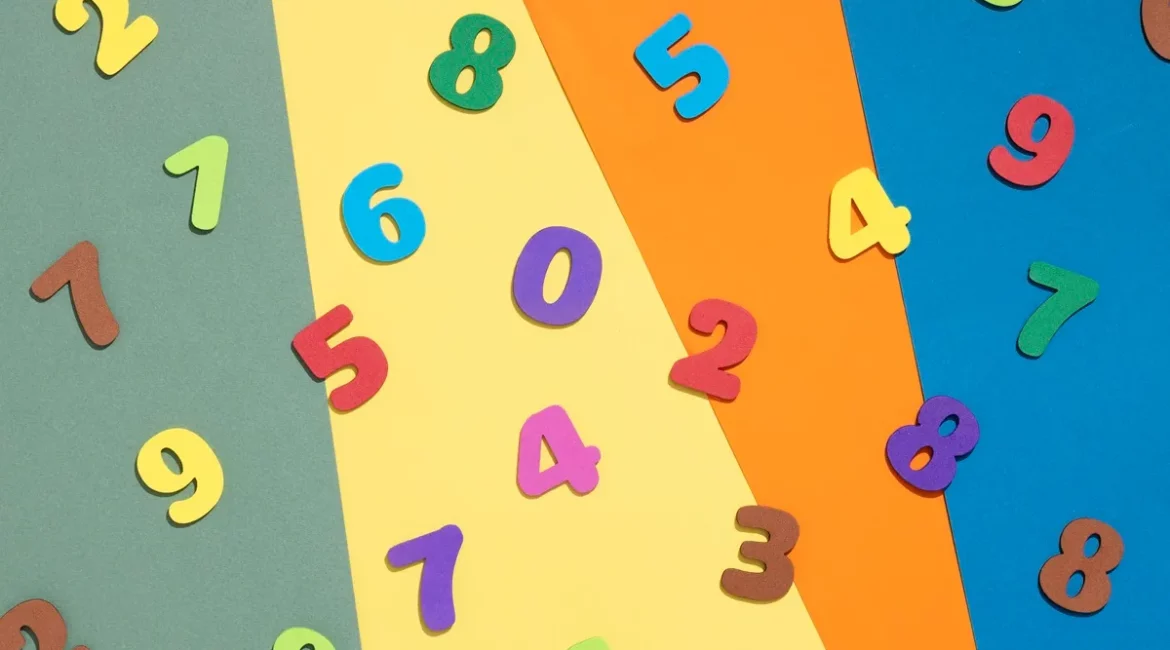 Imagem vibrante com números de 0 a 9 em cores variadas, dispostos sobre um fundo colorido, representando tanto números ímpares quanto pares. Ideal para atividades educativas com números.