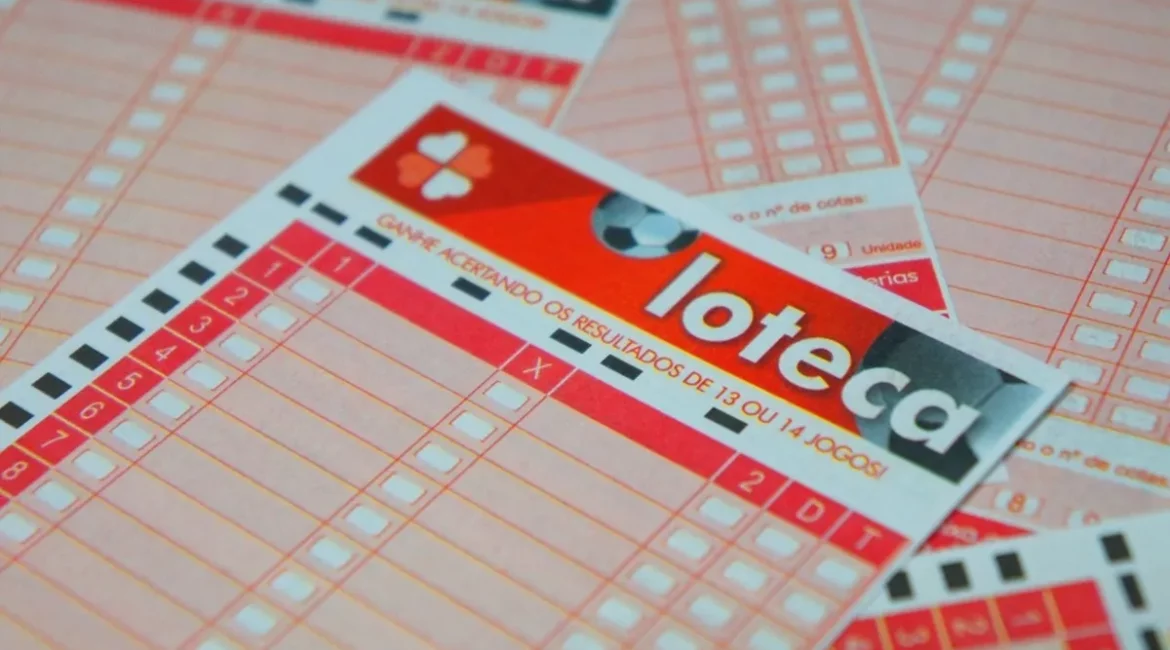 Imagem de volantes da Loteca, jogo de apostas da Caixa Econômica Federal, com marcações em alguns campos e foco no texto "ganhe acertando os resultados de 13 ou 14 jogos".