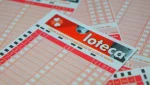 Imagem de volantes da Loteca, jogo de apostas da Caixa Econômica Federal, com marcações em alguns campos e foco no texto "ganhe acertando os resultados de 13 ou 14 jogos".
