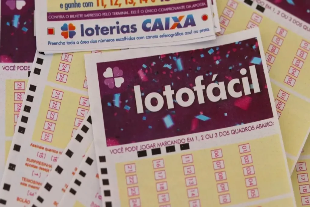 Bilhetes da Lotofácil com layout roxo e números visíveis, representando a loteria da Caixa com sorteios frequentes e chances facilitadas de ganhar