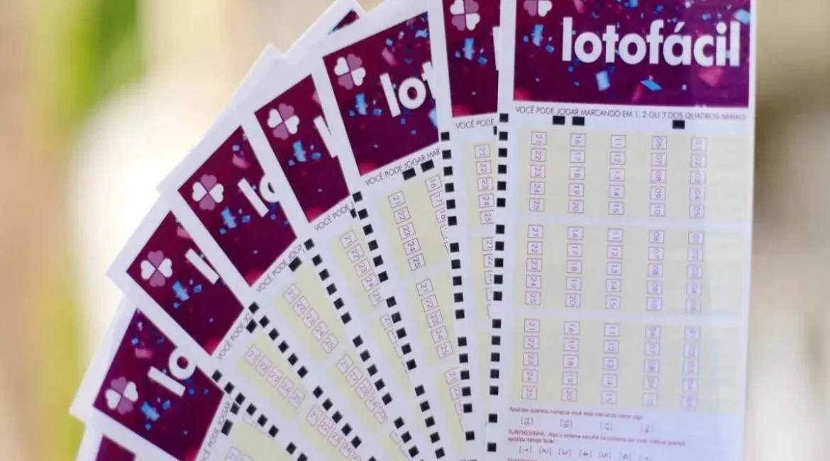 Imagem com vários bilhetes da Lotofácil em formato de leque, usados para apostas na loteria da Caixa Econômica Federal