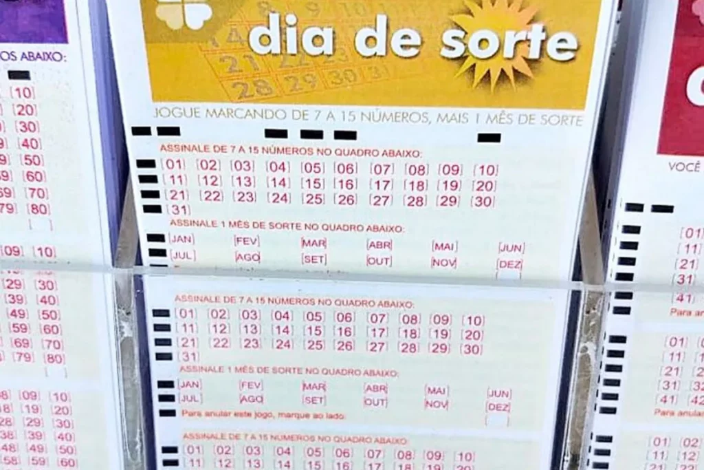 Volante da loteria Dia de Sorte da Caixa Econômica Federal com números e meses para marcação de apostas