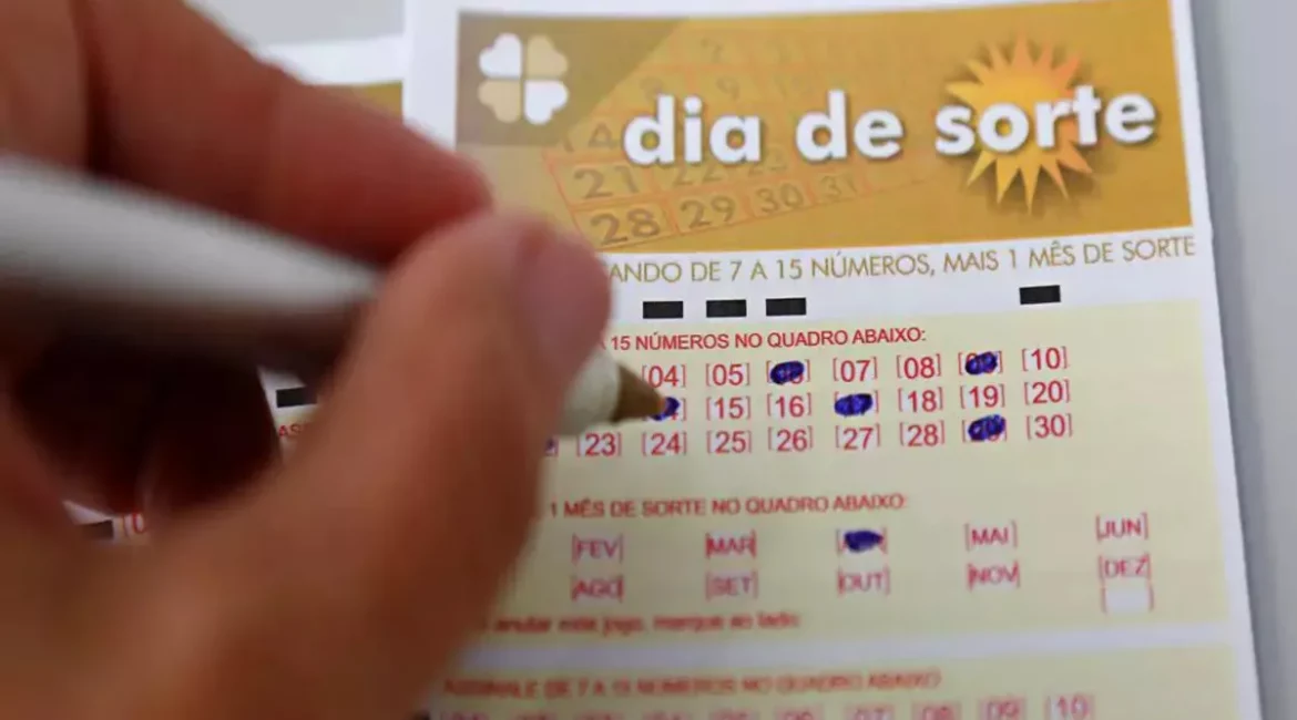 Pessoa marcando os números em um volante do Dia de Sorte com caneta, destacando o processo de aposta