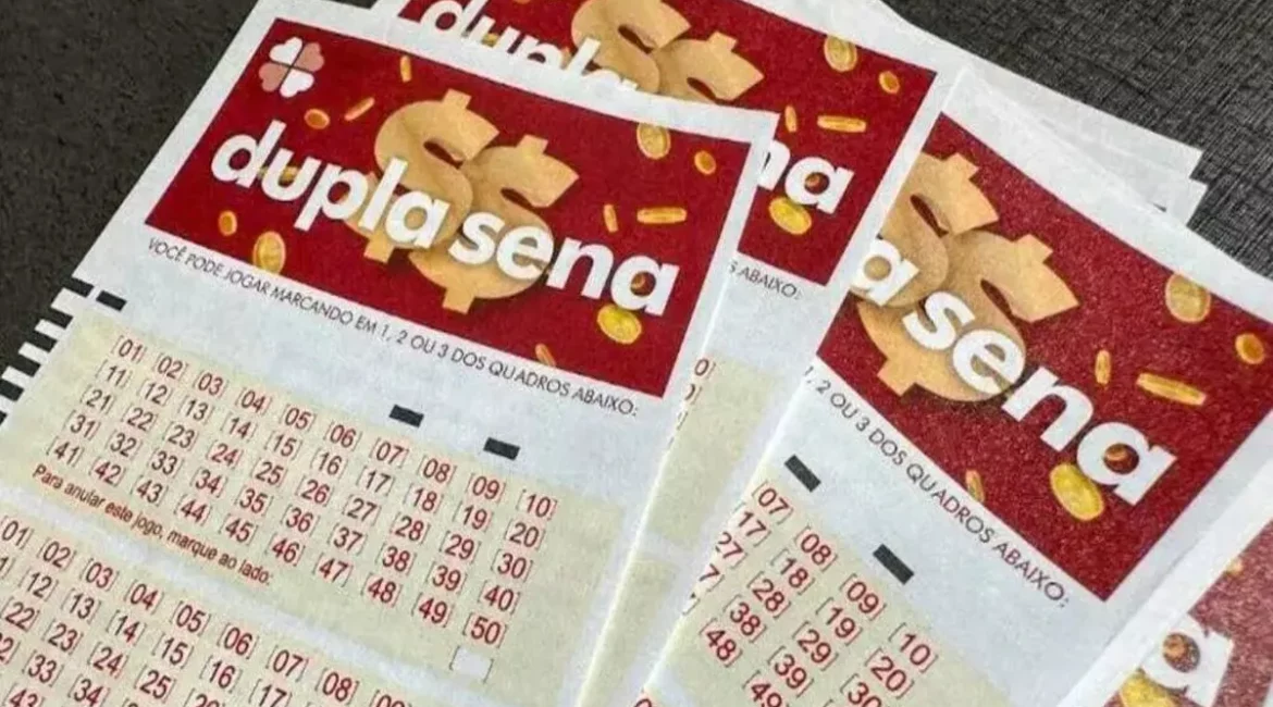 Volantes da Dupla Sena com design vermelho e símbolo de cifrão dourado, representando a loteria da Caixa com dois sorteios