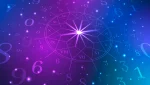 Imagem de um diagrama de numerologia cabalística com números flutuantes sobre um fundo roxo e azul, representando a conexão espiritual e os significados dos números no universo.