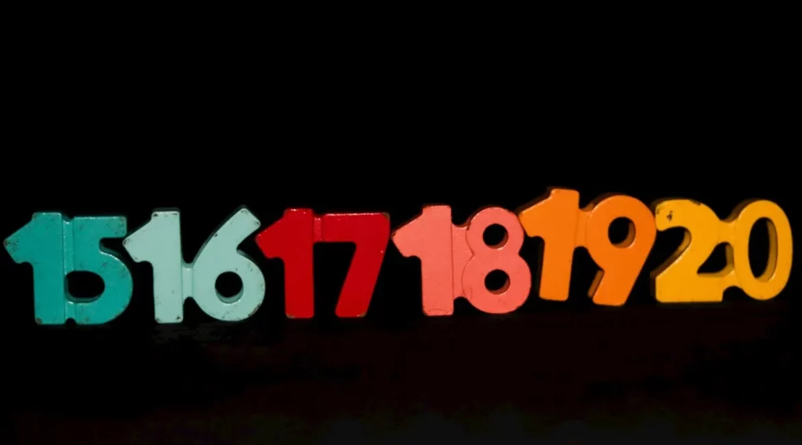Sequência de números coloridos de 15 a 20 sobre fundo preto, em estilo lúdico e vibrante