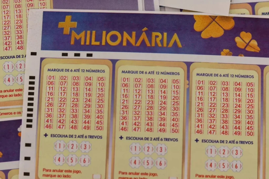 Cartela da loteria Mais Milionária da Caixa Econômica Federal, com campos para marcação de números e trevos.