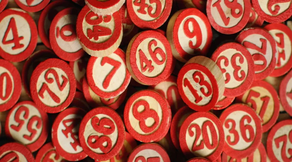 Conjunto de peças redondas de madeira numeradas de bingo com bordas vermelhas e estilo retrô