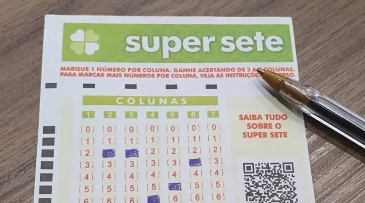 Volante da loteria Super Sete parcialmente preenchido com caneta, sobre mesa de madeira.