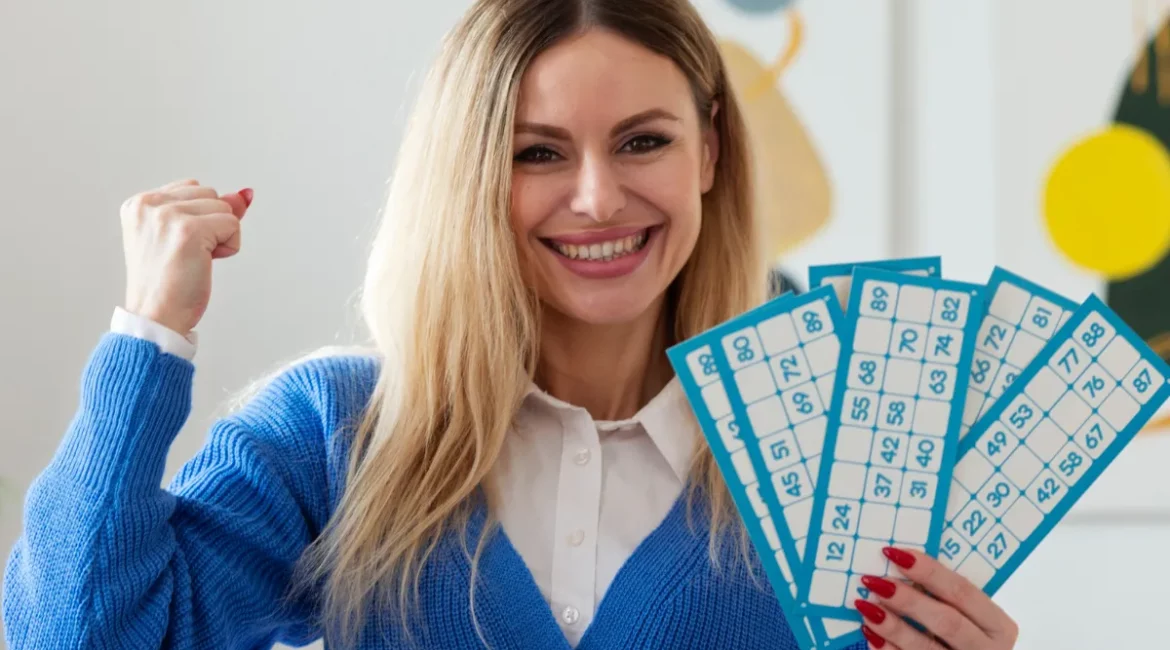 Mulher com cartelas de bingo na mão, sorrindo