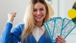 Mulher com cartelas de bingo na mão, sorrindo