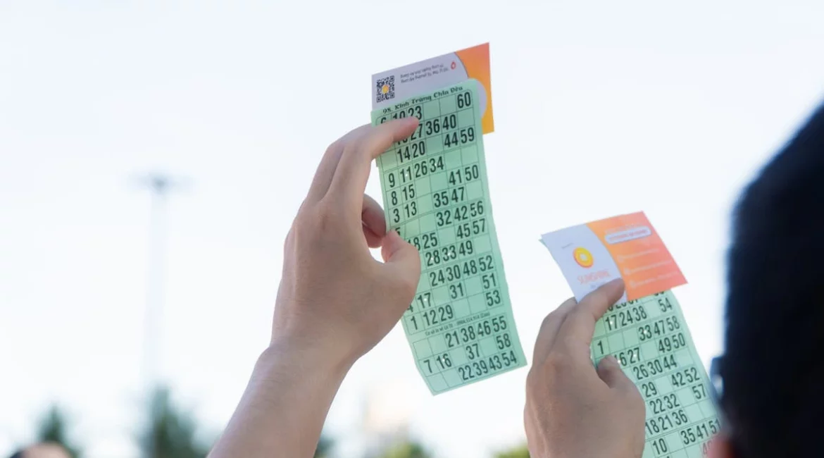 Pessoa segurando uma ficha de sorteio