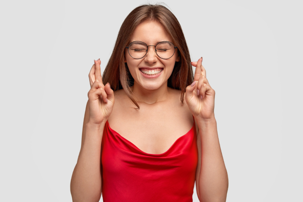 Mulher cruzando os dedos