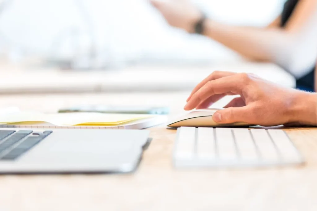 Mulher usando laptop, com expressão de surpresa