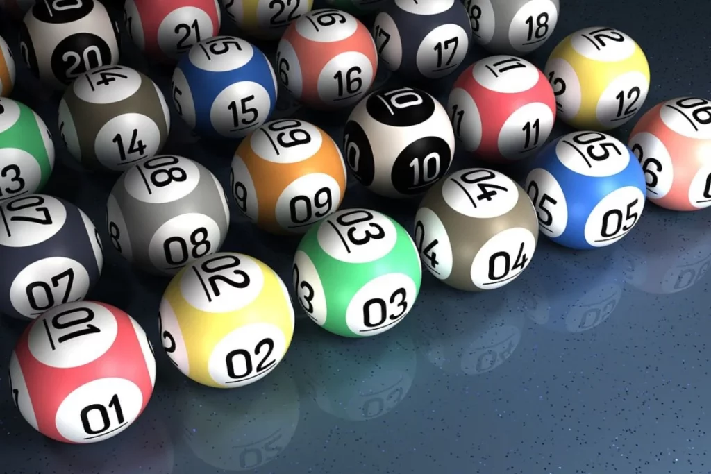 Bolas numeradas da Mega-Sena em diferentes cores organizadas sobre mesa de sorteio