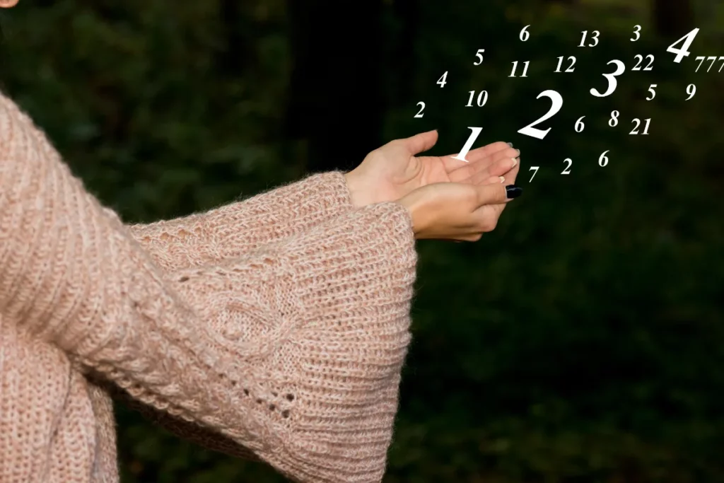 Imagem de duas mãos com números mostrando saindo dela