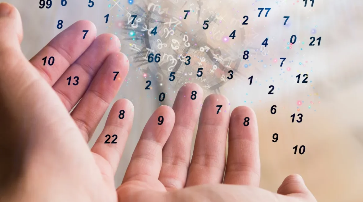 Imagem de duas mãos com números mostrando saindo dela