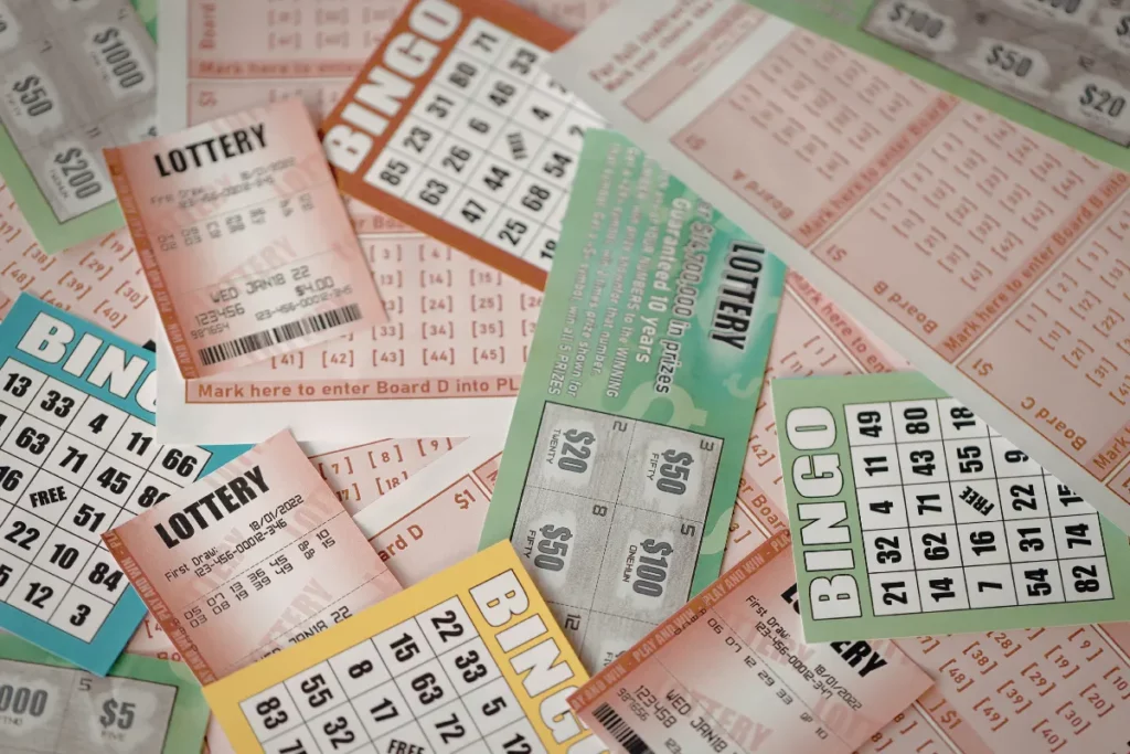 Vários bilhetes de loterias espalhados de forma aleatória