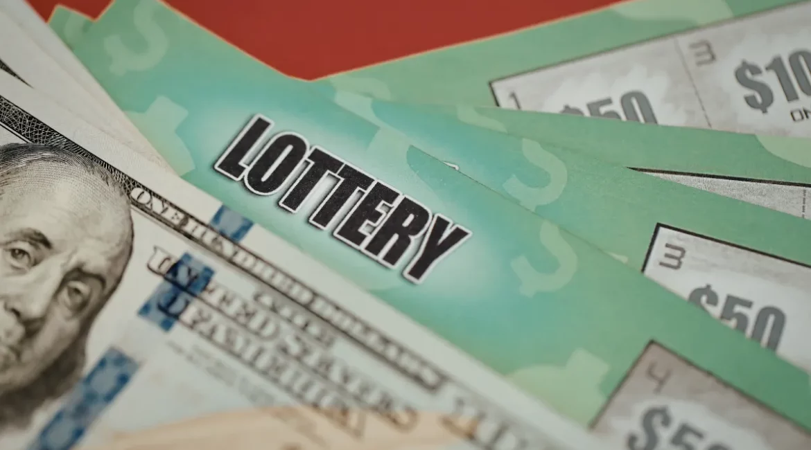 Cartões de loteria espalhados junto de cédulas