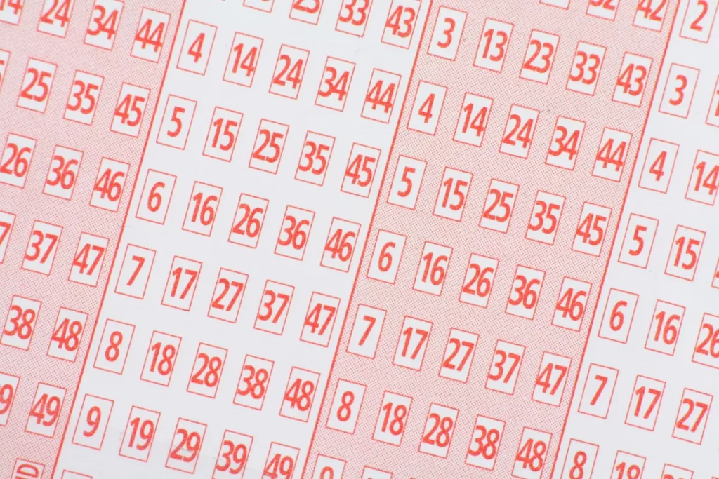 Bilhete de loteria mostrando vários números para serem marcados