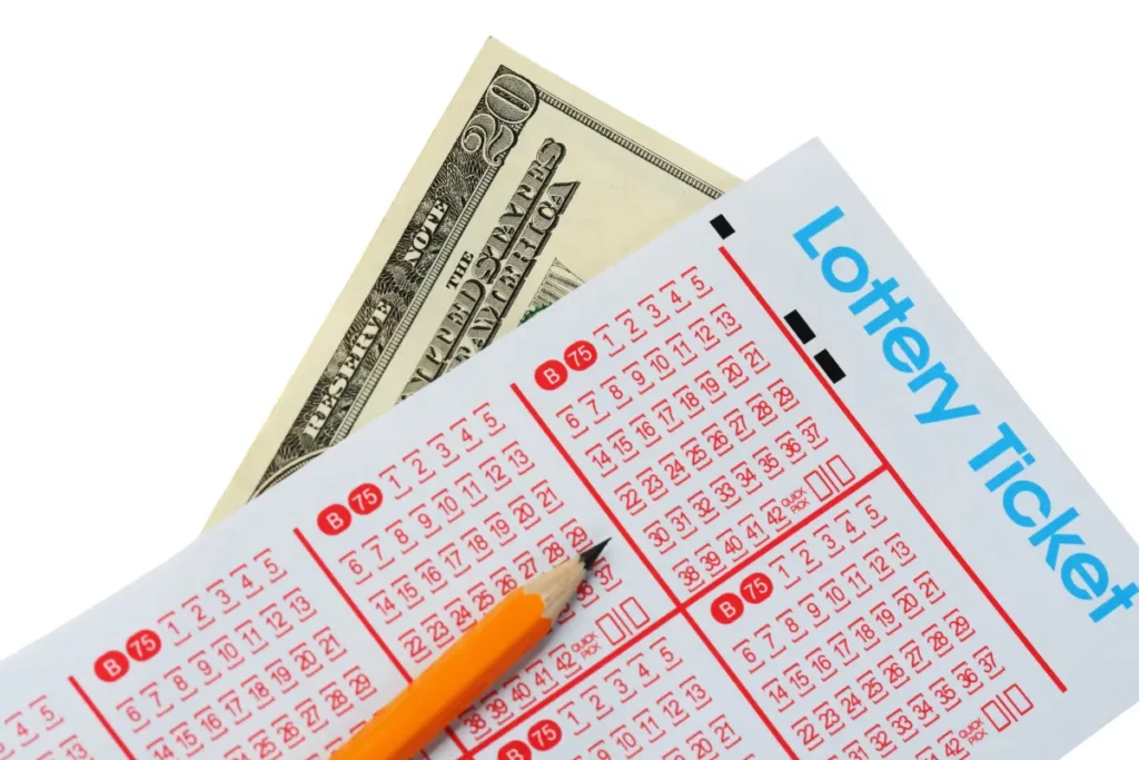 bilhete de loteria com números impressos ao lado de notas de dinheiro e lápis